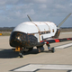 Imagen para el artículo titulado El avión espacial X-37B regresa a la Tierra tras 908 días en órbita